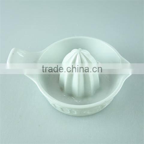 White ceramic lemon/orange squeezer to make juice with cheap price