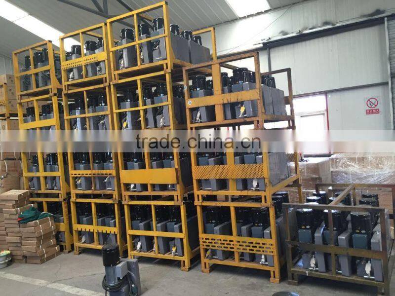 Traction hoist for suspended platform