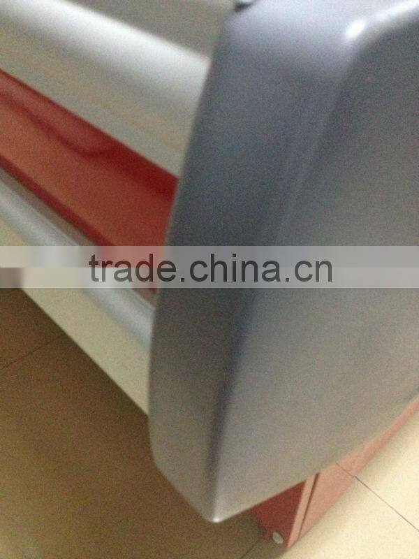 Supermarket fish showcase cooler