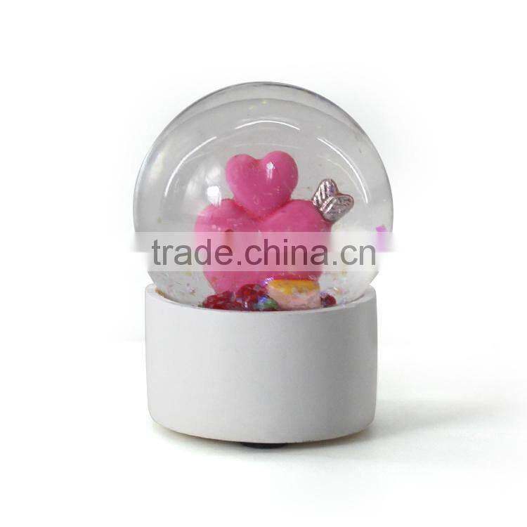 2015 cheap funny plastic snow globe