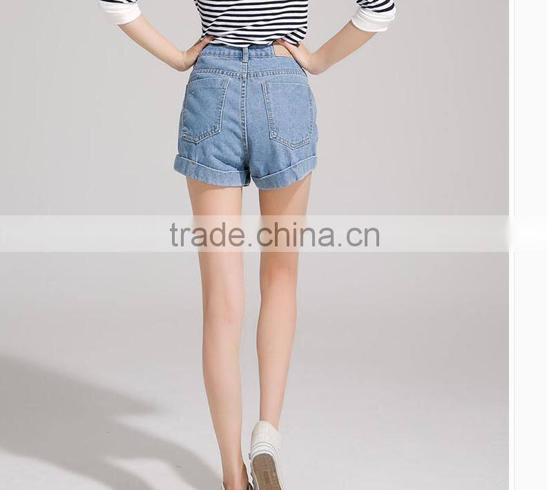 The summer of 2015 LADIES SHORTS denim shorts are a frayed hem the denim shorts