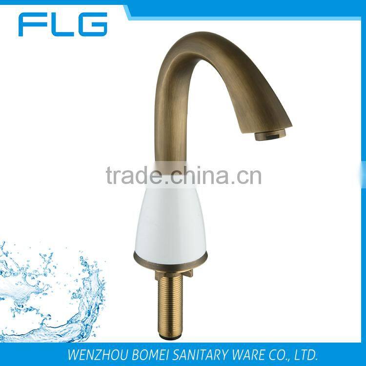 Luxury Double Handle Cold And Hot Water Brass Mixer Antique Basin Bathroom Faucet FLG607 With china