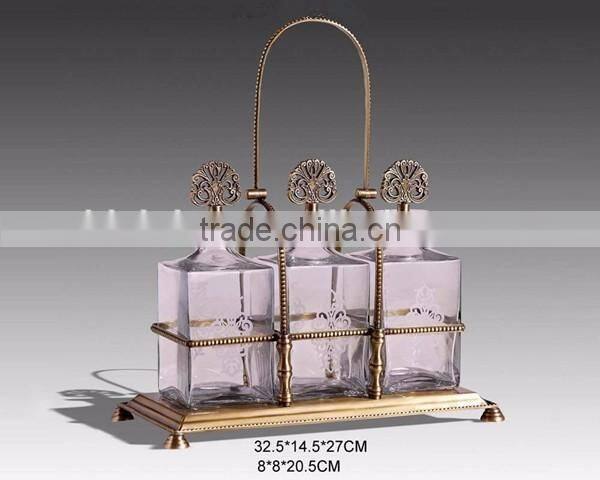 Triangle Design Bronze Casting Sauce Bottle Holder With Handle, Antique Brass Mounted Glass Sauce Cans With Tray For Tableware