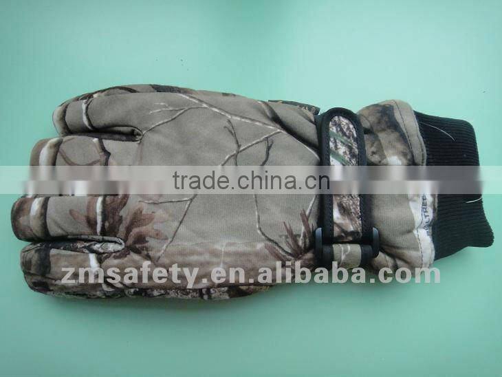 Camouflage hunting/ski gloves with thinsulate lining