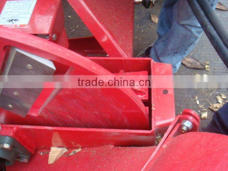 Self-feeding hydraulic wood chipper with CE