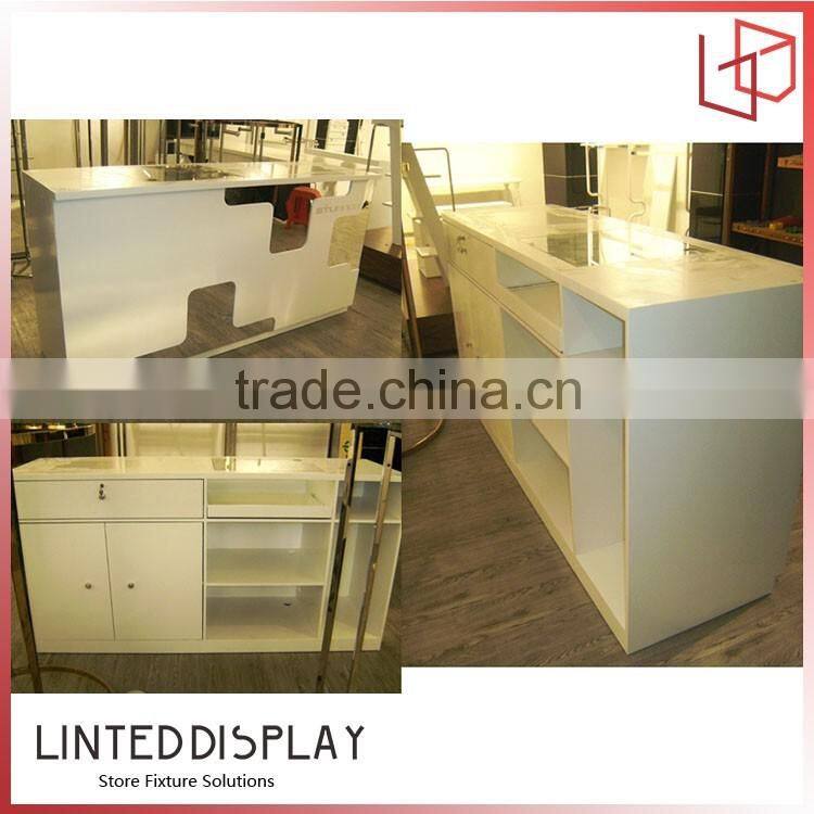 Checkout counter for chain store with cash desk