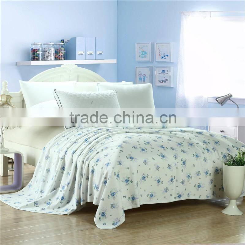 White color blue flowers printed knitted cotton blanket