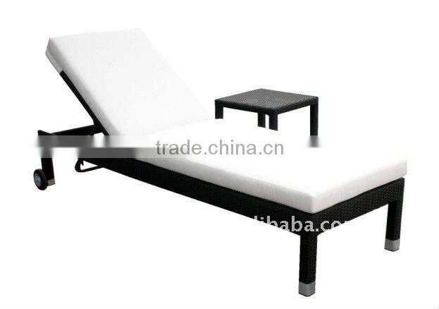 Hot sell black wicker lounger with wheels bathtub lounge chair