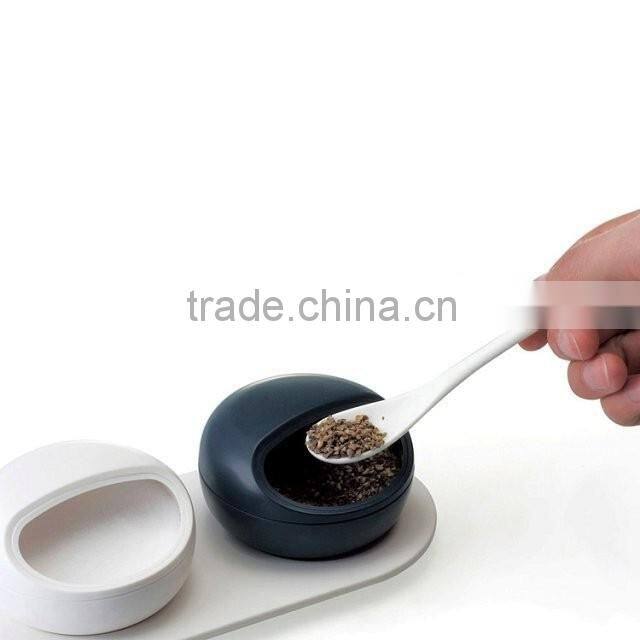 Plastic White Black Seasoning Pot Pepper Salt Containers Rotable Condiment Cans Kitchen Tools