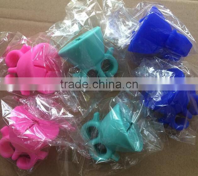 Wholesale Fashion Shape customized logo diamond silicone finger wearable nail polish bottle holder