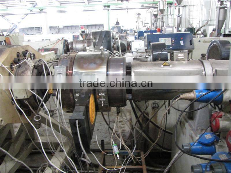 Quick changing extrusion screen changer