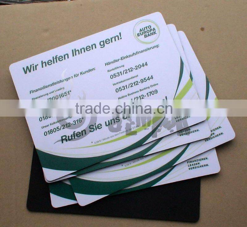 Rubber gaming mousepad with overlocked edge