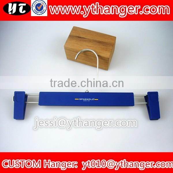 YY0481 wholesale cheap gold plastic clothes hanger with notched print logo plastic hanger