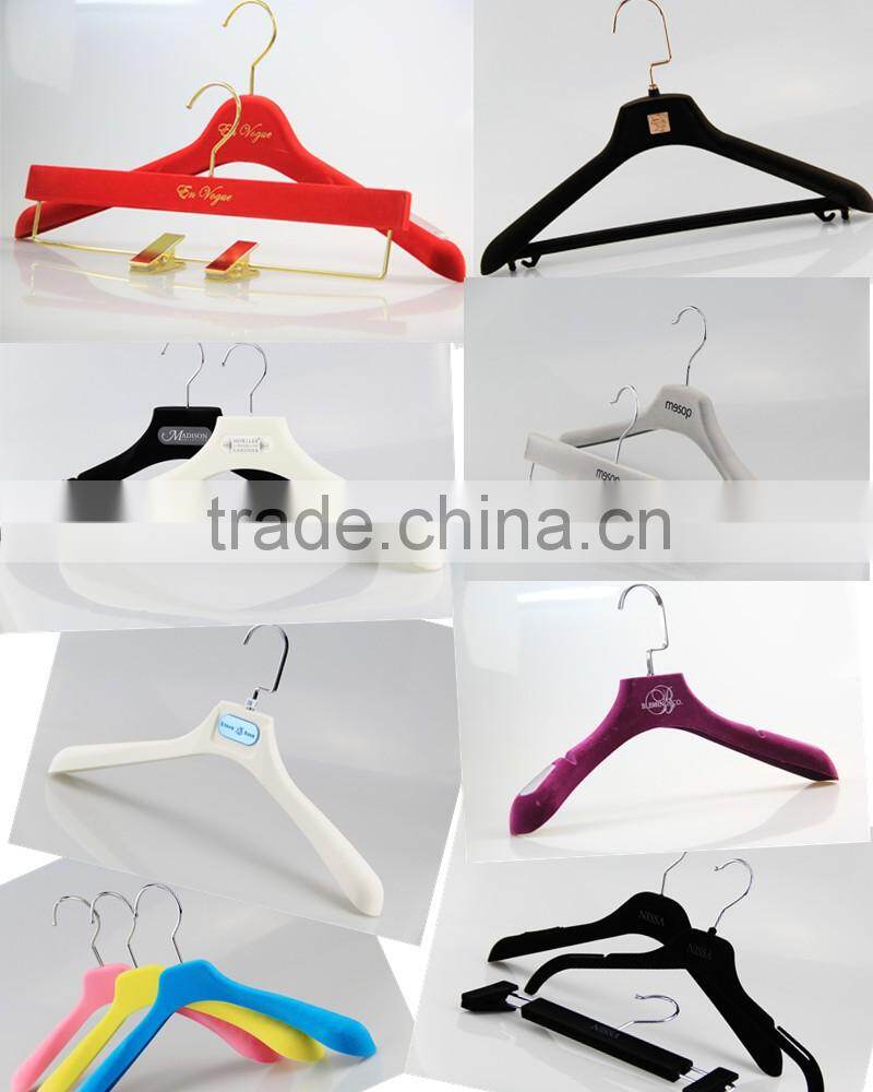 YY0451 black mens t shirts plastic hanger velvet thin clothes hanger with logo