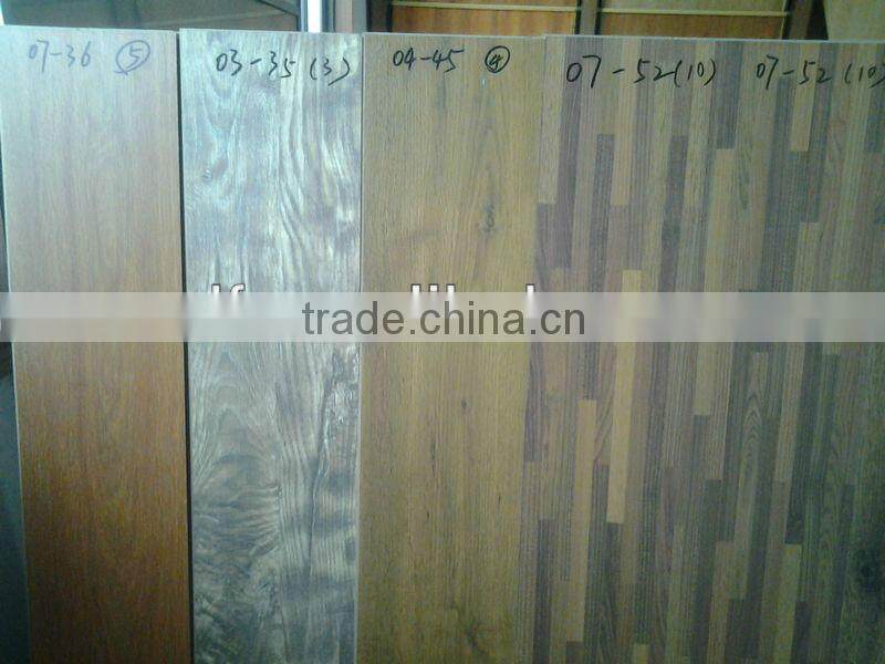 Synchronized high gloss laminated wood flooring