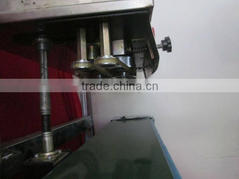 Plastic bag sealing machine