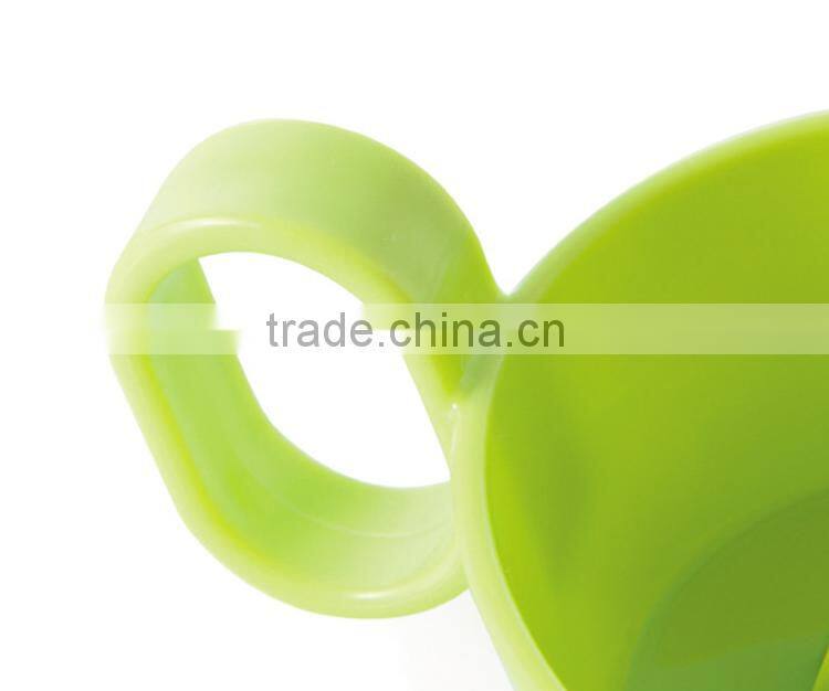 Plastic material food grade cheap simple creative orange squeezer wholesale