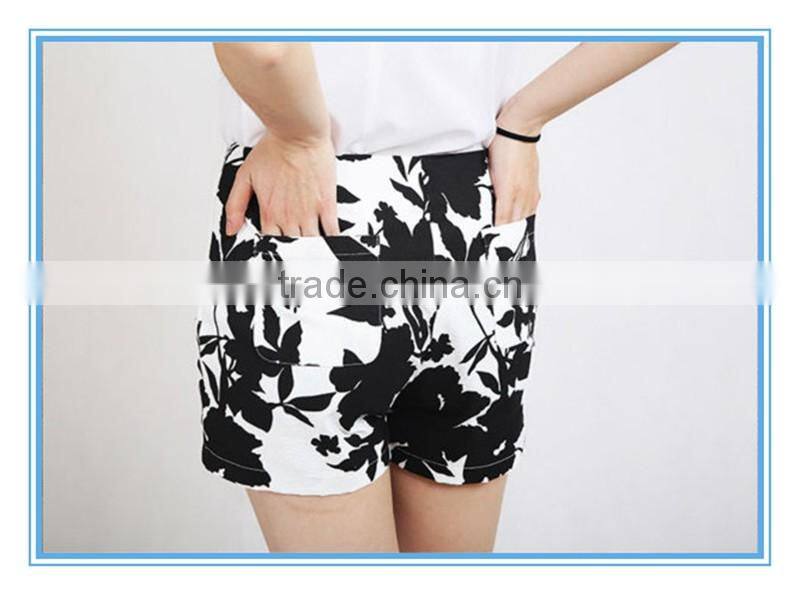 2016 New Arrival Fashion Ladies Printed Black And White Shorts