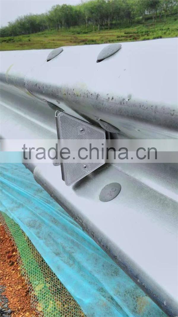 Direct manufacture microprism reflectors trapezoidal retro-reflective road delineator posted in guardrail