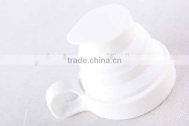 Single handle silicone folding cup with plastic cup