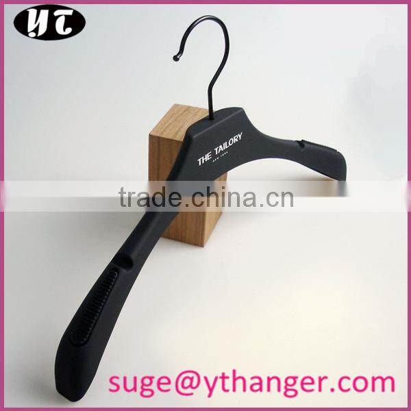RL905 white plastic clothes hanger manufactory