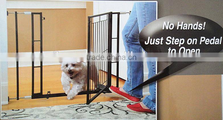 Adjustable metal hands free pet gate with foot pedal baby gate