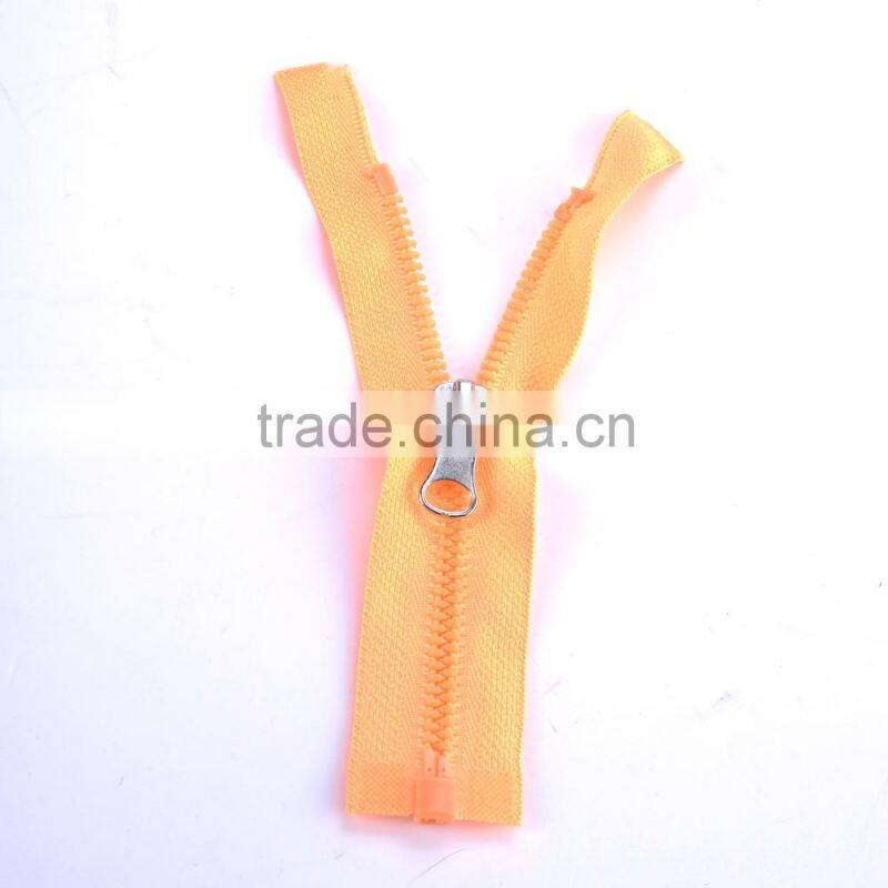 NO.8 PLASTIC ZIPPER TWO WAY OPEN END