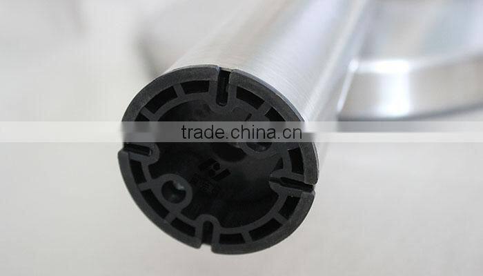Retractable belt barrier movable in both outdoor and indoor