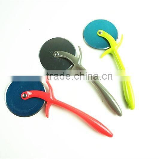 32066 Kitchen gadget kitchen tool round pizza cutter
