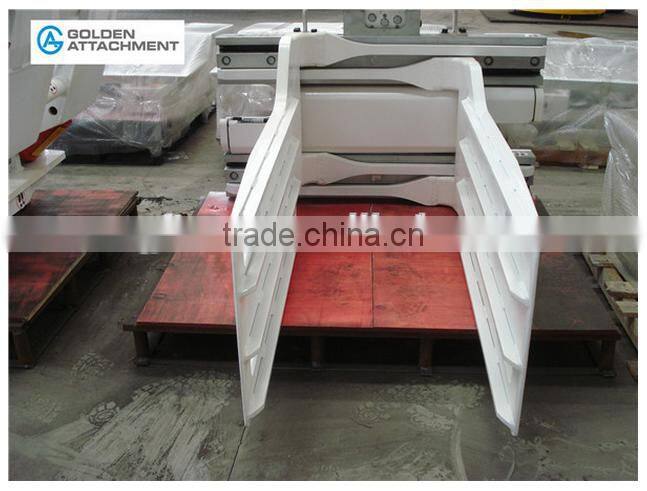 bale clamps mounted in forklift