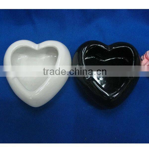 Novelty gifts decorative heart shaped ceramic ashtray with hand shaped tray