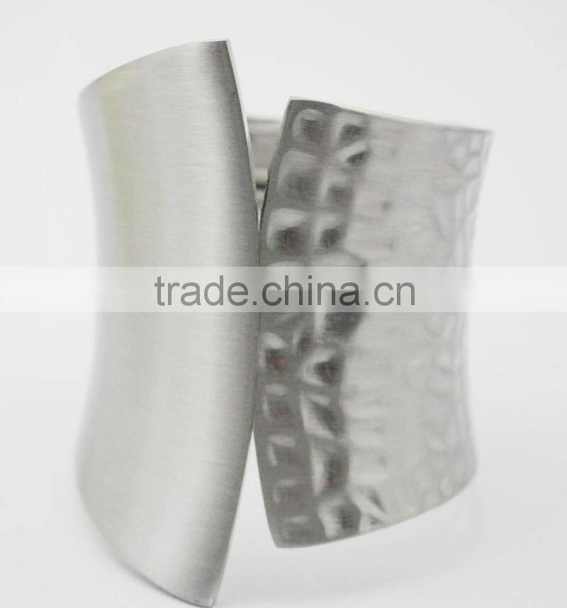 wholesale High Quality Hammered Craft Metal Jewelry Wide Cuff Bangles