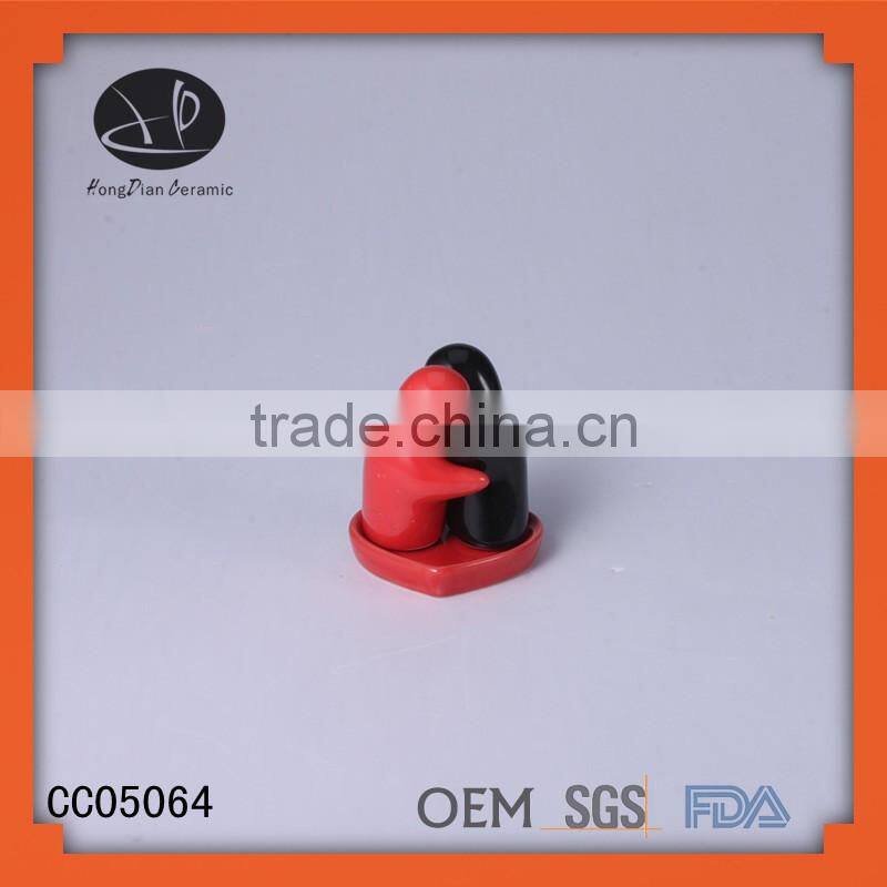 Hot selling ceramic hugging salt and pepper shaker set wedding favors,SGS/FDA/LFGB certification salt and pepper shaker