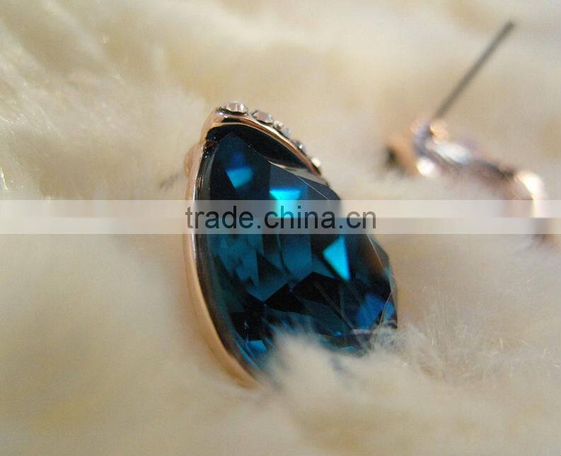 Blue crystal earrings fashion of large particles.Holiday gifts