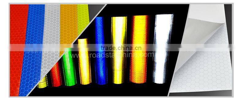 Selfadhesive signage prismatic reflective film