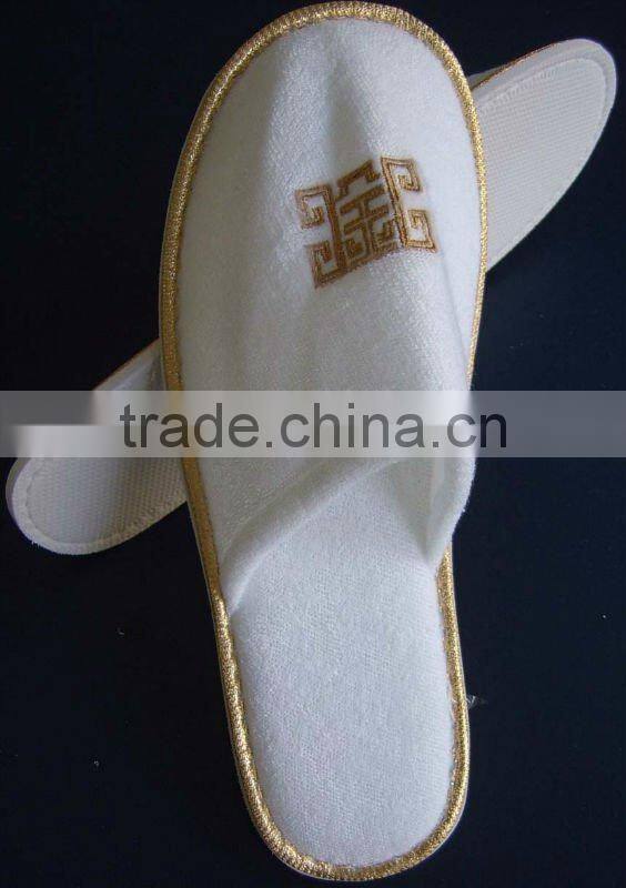 hotel slipper with embroideried customized logo