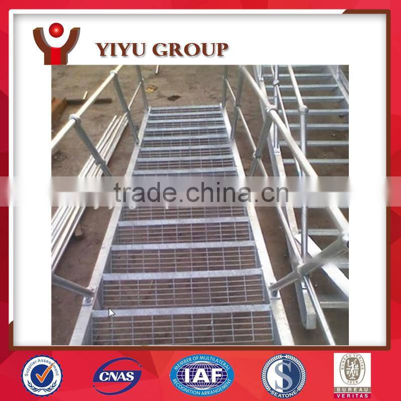 Adjustable galvanized steel step ladder