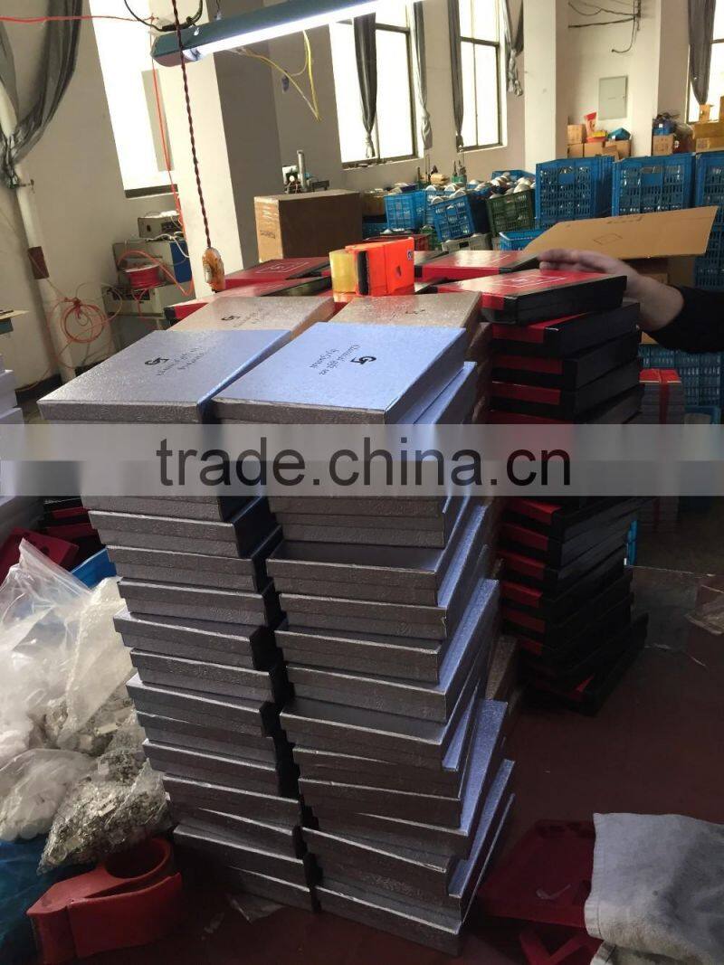 9oz leather wrapping hip flask and antique copper zinc alloy logo and 4 cups are arranged in the package box.