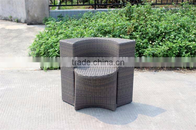 Round patio dining set with umbrella