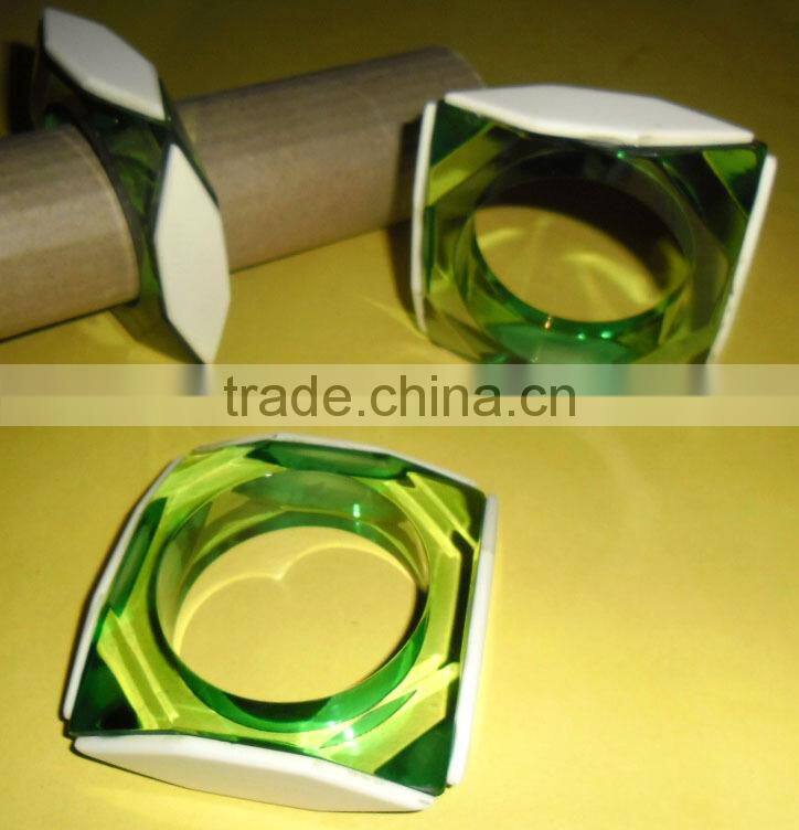 The fashion resin bangle with flowers