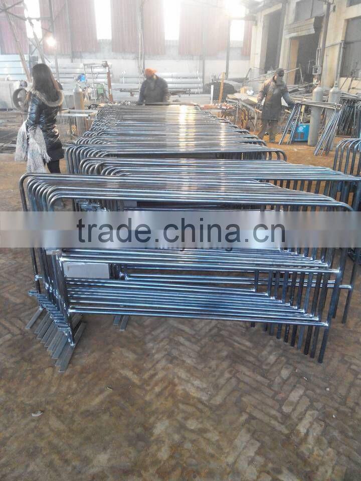 red powder coating crowd control barriers temporary fence with reflactive stripes for france market