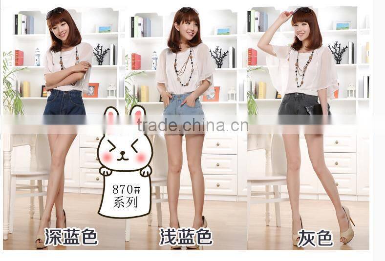 The summer of 2015 LADIES SHORTS denim shorts are a frayed hem the denim shorts