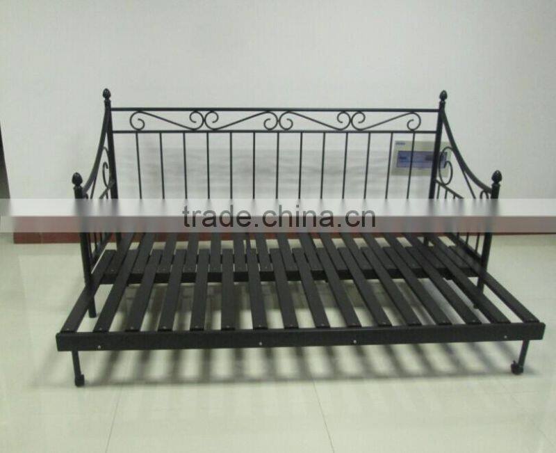 strechable black metal daybed