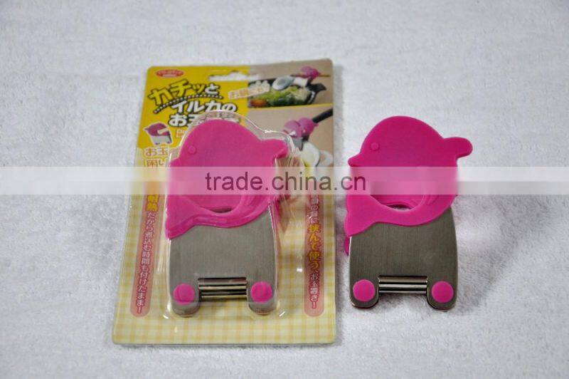 Silicone scoop clip