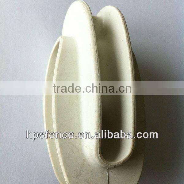 Electric fence bull nose insulator forhigh tensile fencing wires