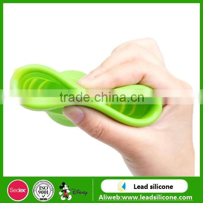 Heat resistant collapsible double wall glass cup with silicone lid