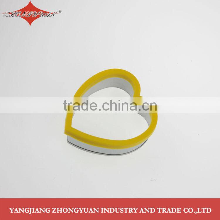 Classic heart shape stainless steel cookie cutter with TPR grip