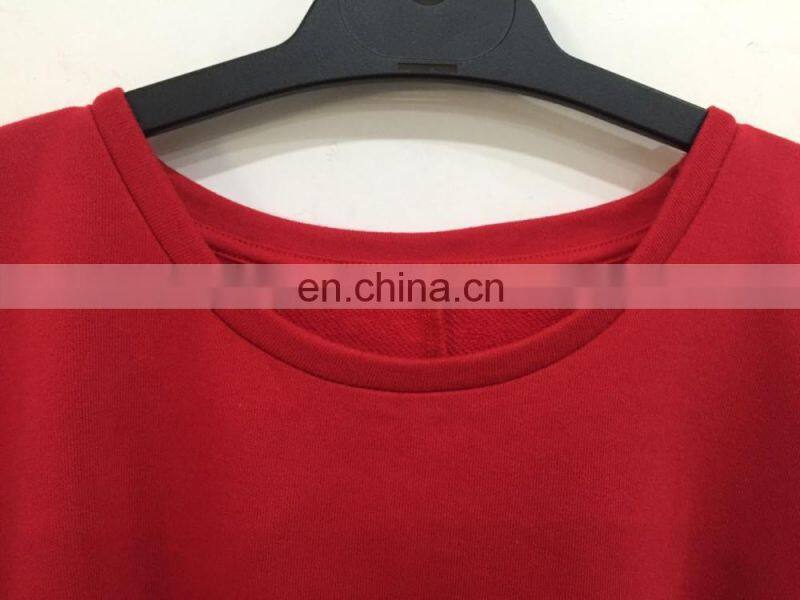 The bat sleeve fork poised under terry fabric jogging top