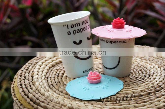 Custom ceramic coffee mug with silicone lid