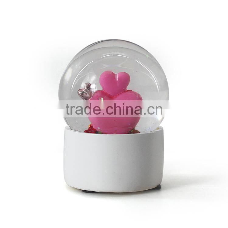 2015 cheap funny plastic snow globe